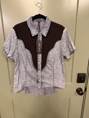 Acid-Wash Short Sleeve Western Shirt in Black and Light Blue